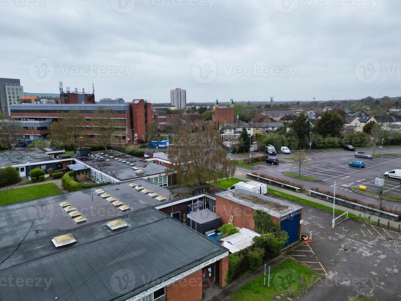 aéreo ver de central madera de boreham Londres ciudad de Inglaterra durante nublado y lluvioso día, Inglaterra Reino Unido. abril 4to, 2024 foto