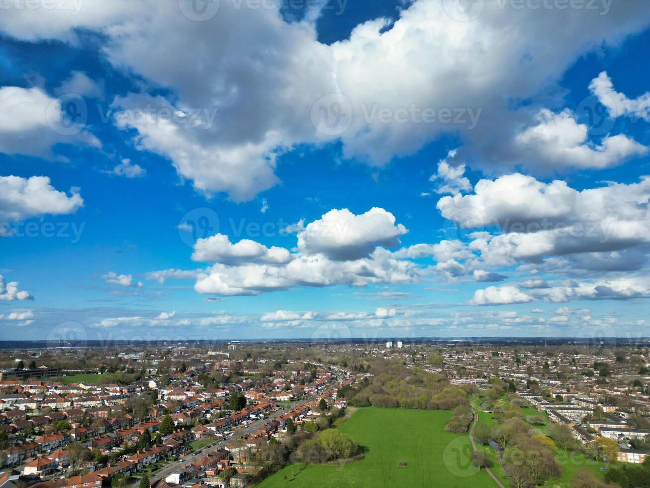 alto ángulo ver de residencial distrito a Birmingham ciudad de Inglaterra unido Reino, marzo 30, 2024 foto