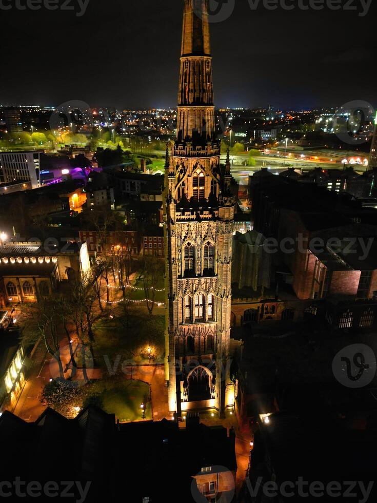 alto ángulo ver de iluminado histórico central Coventry ciudad de Inglaterra, unido Reino. abril 8, 2024 foto