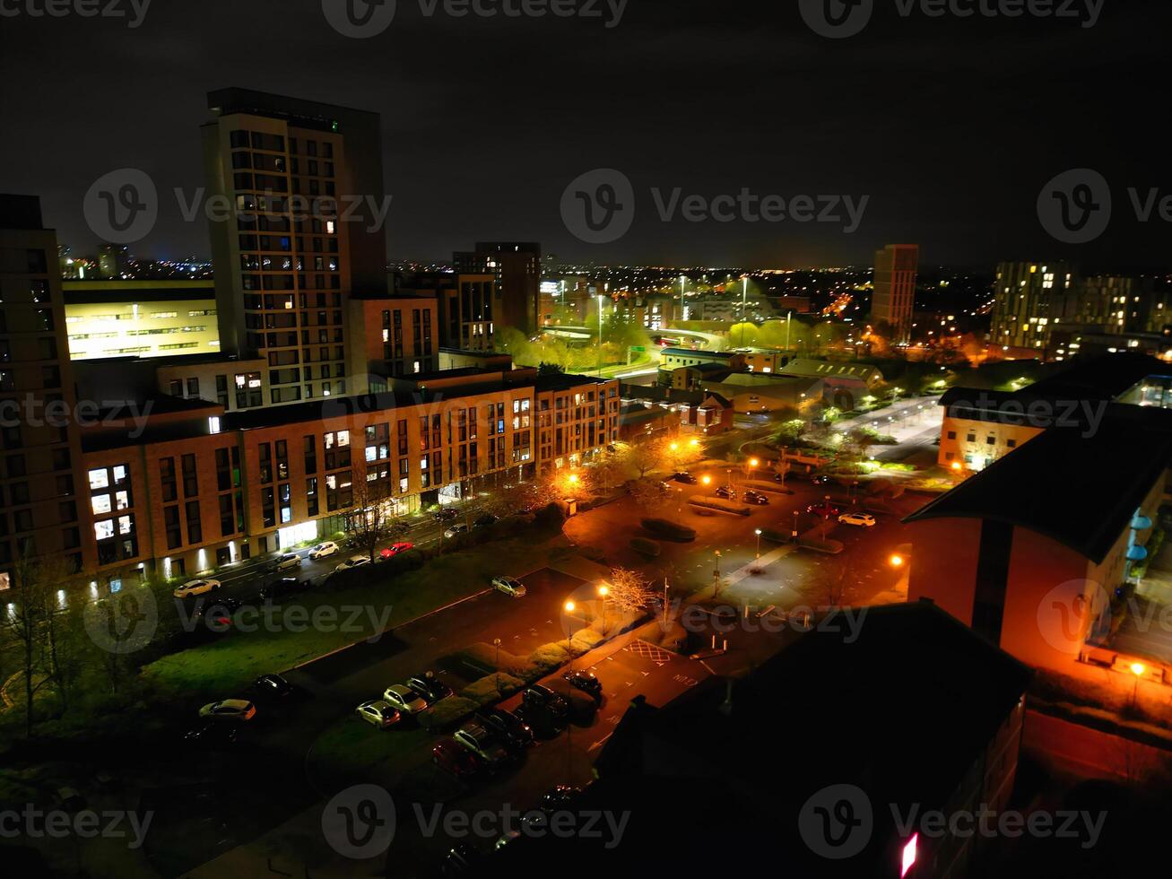 alto ángulo ver de iluminado histórico central Coventry ciudad de Inglaterra, unido Reino. abril 8, 2024 foto