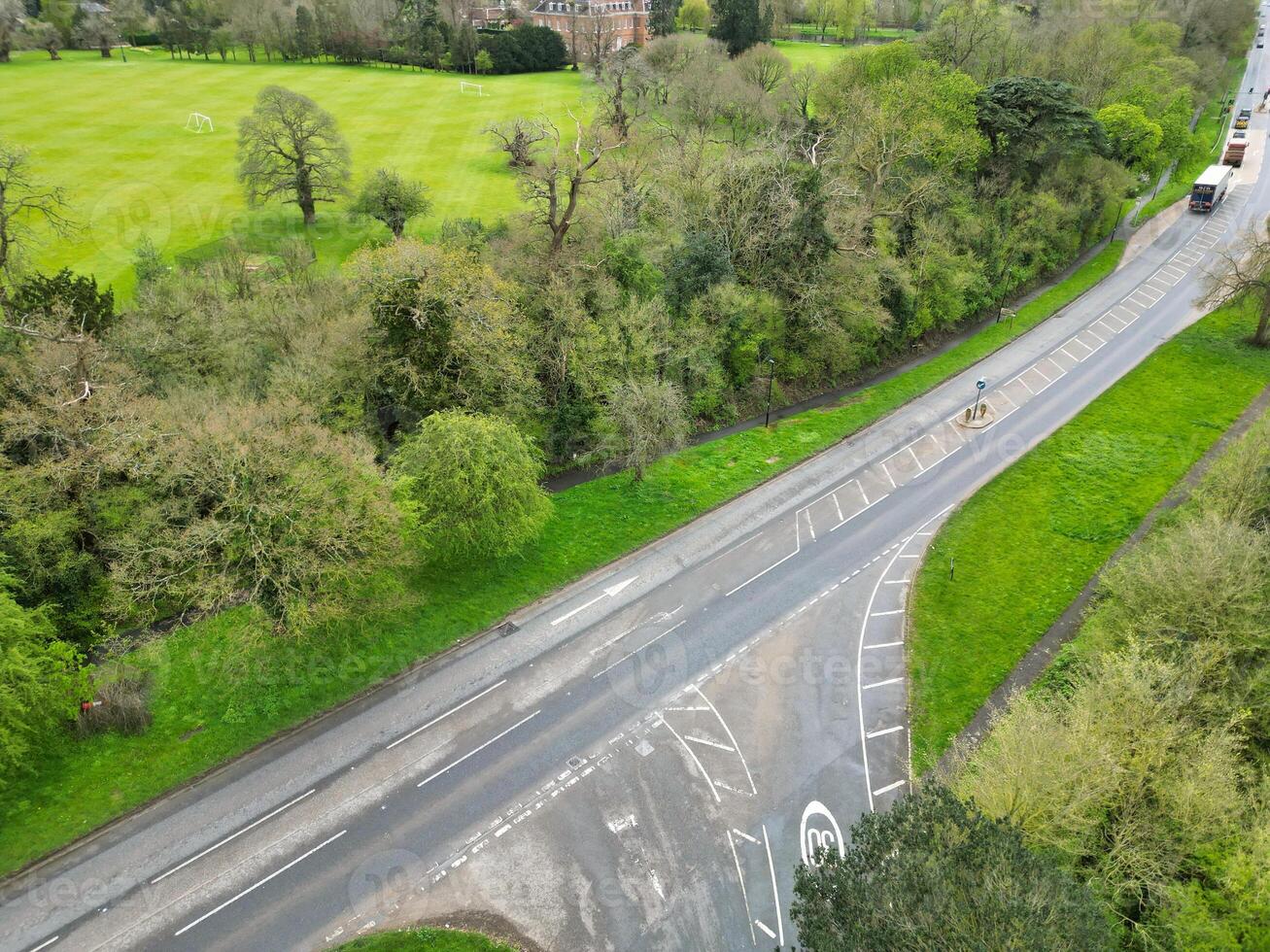 aéreo ver de central denham verde Londres ciudad de Inglaterra unido Reino. abril tercero, 2024 foto