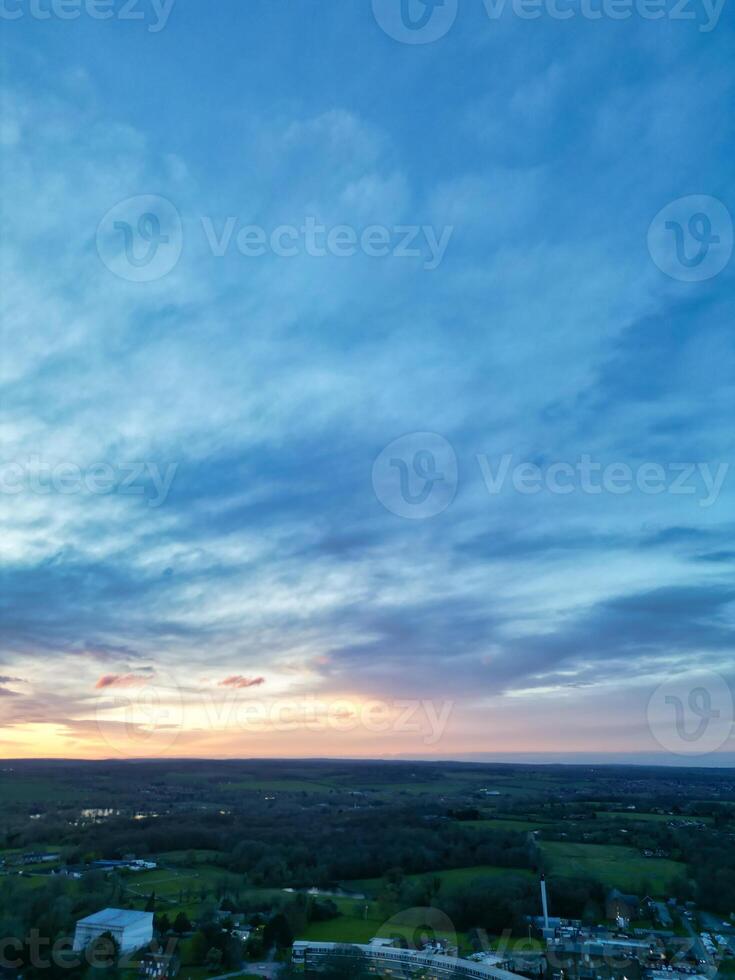 alto ángulo ver de campo de liebre pueblo Londres, puente ux, Inglaterra. unido Reino durante puesta de sol. abril tercero, 2024 foto