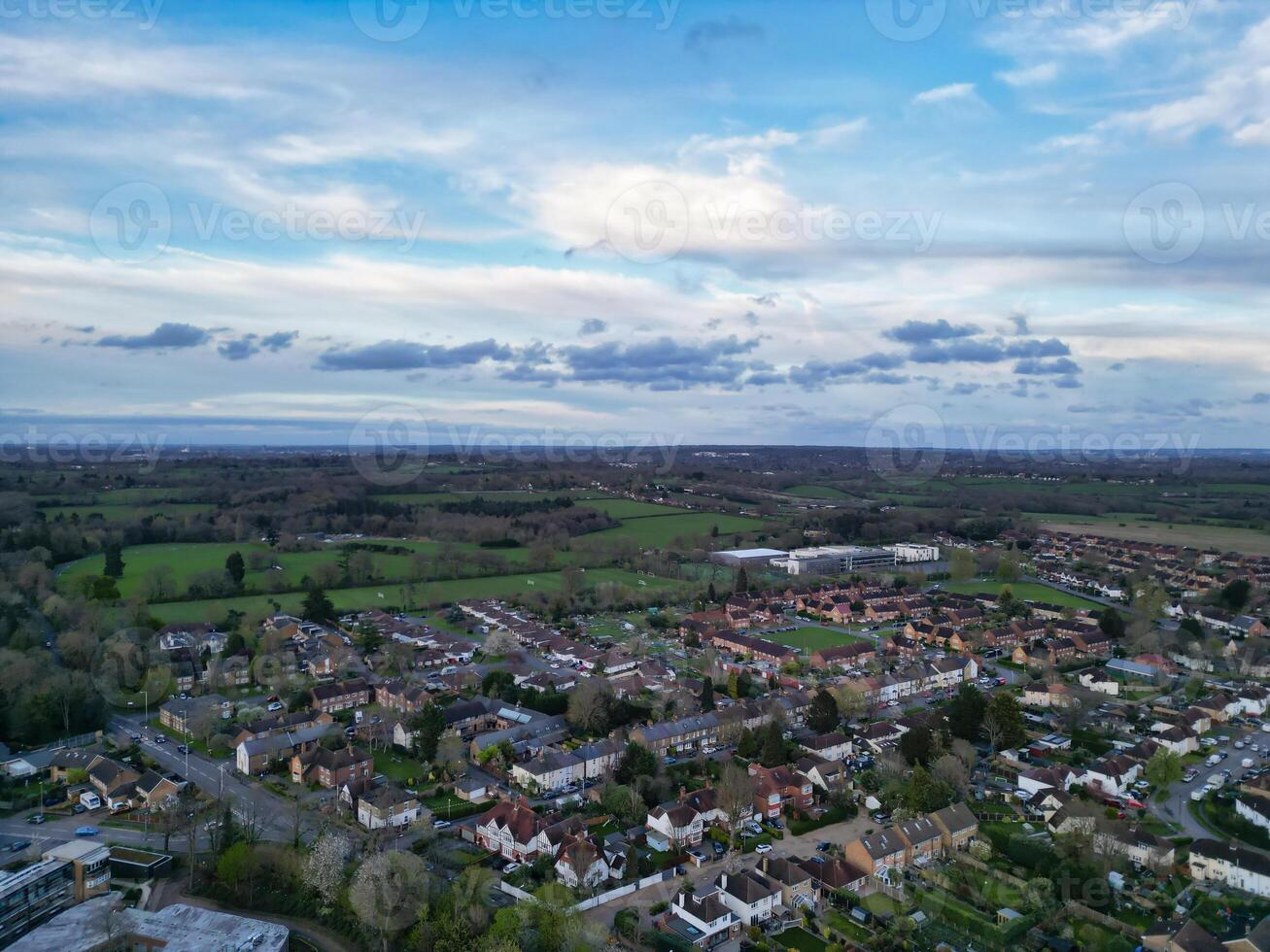 alto ángulo ver de campo de liebre pueblo Londres, puente ux, Inglaterra. unido Reino durante puesta de sol. abril tercero, 2024 foto