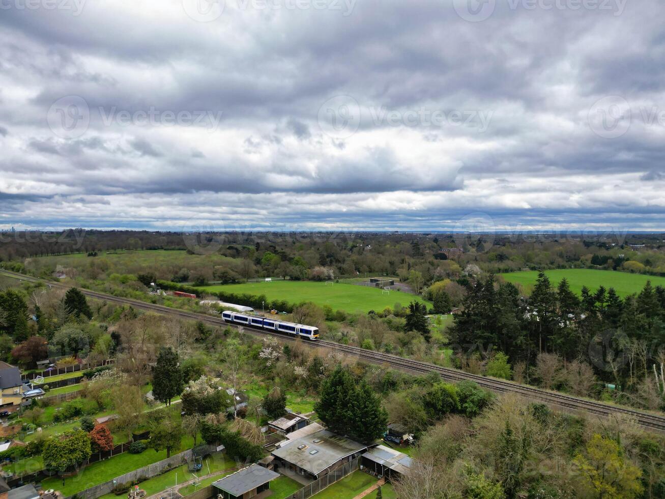 aéreo ver de denham verde pueblo Londres, puente ux, Inglaterra. unido Reino. abril tercero, 2024 foto