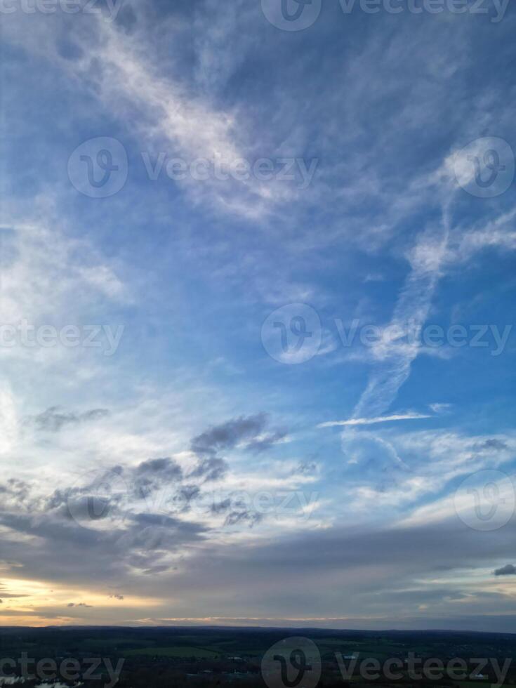 alto ángulo ver de campo de liebre pueblo Londres, puente ux, Inglaterra. unido Reino durante puesta de sol. abril tercero, 2024 foto