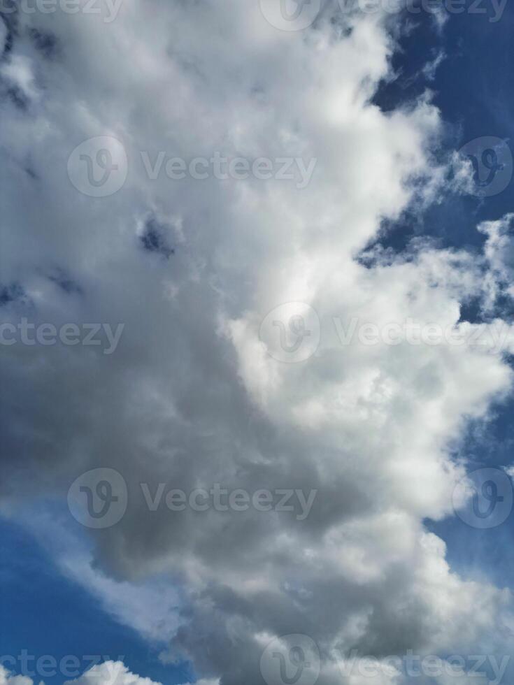 hermosa cielo con dramático nubes terminado Birmingham ciudad de Inglaterra unido Reino, marzo 30, 2024 foto