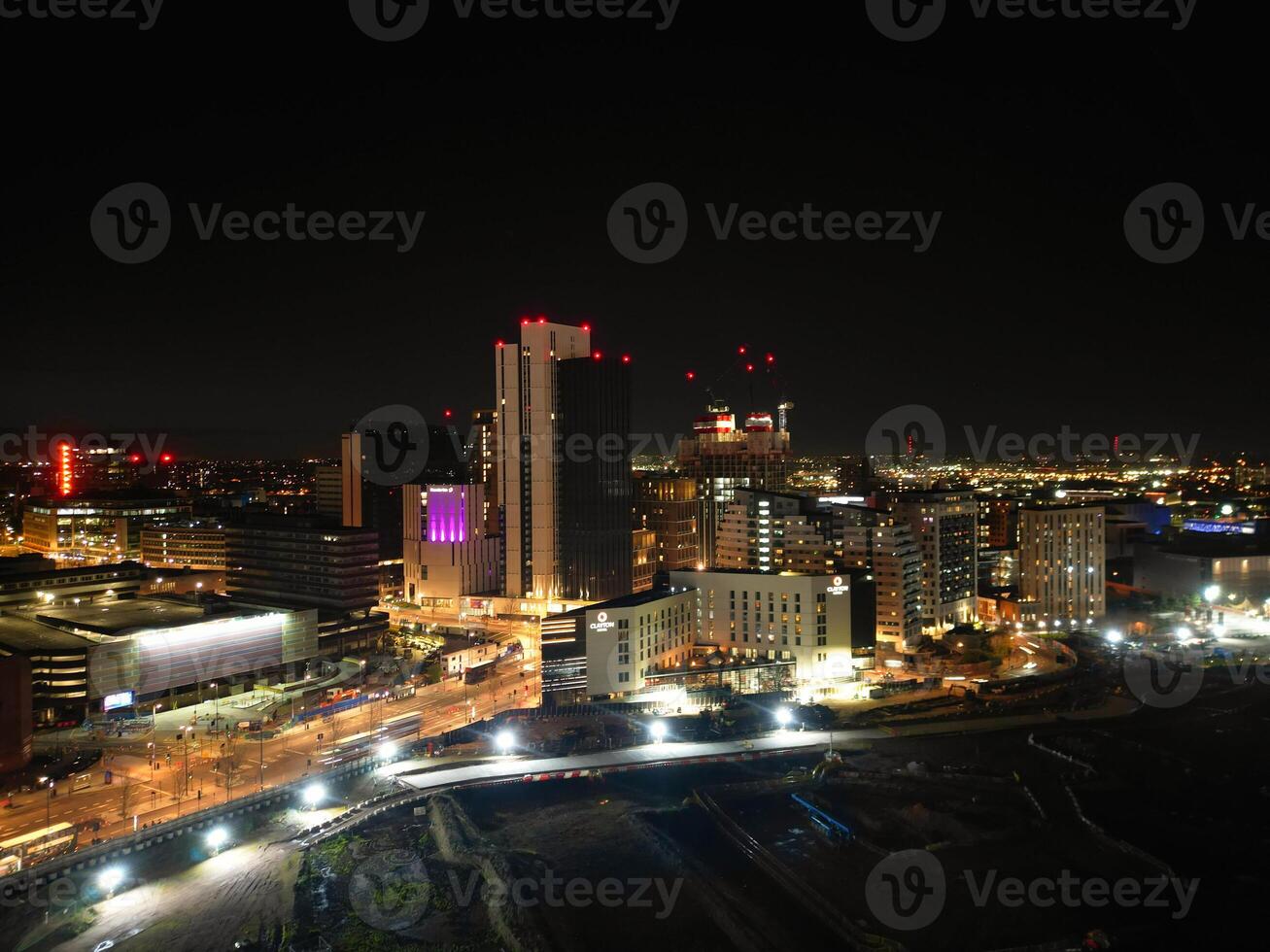 aéreo noche ver de iluminado ciudad centrar edificios de Birmingham central ciudad de Inglaterra unido Reino. marzo 30, 2024 foto