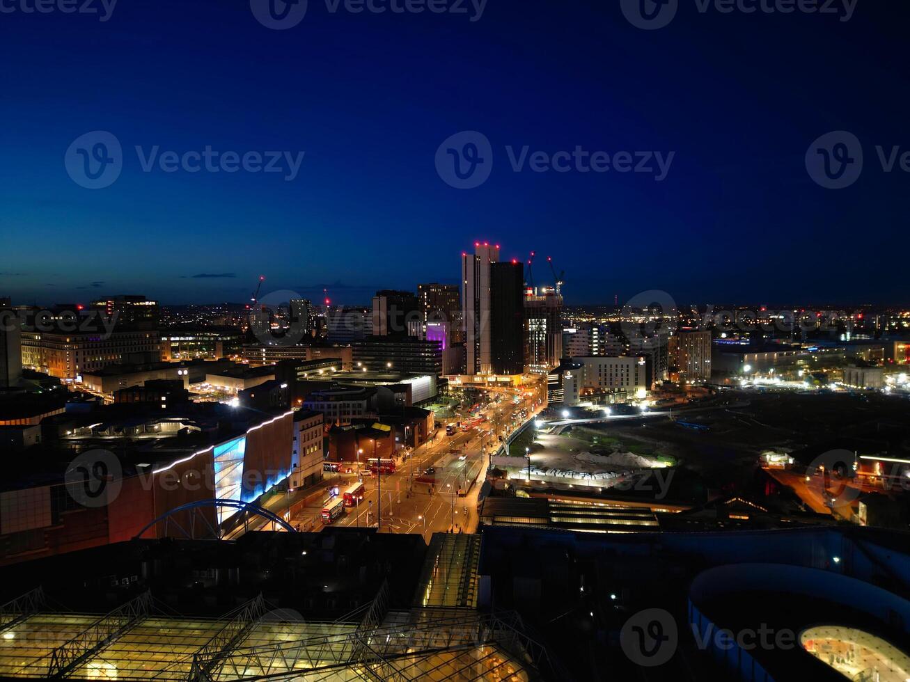 aéreo noche ver de iluminado ciudad centrar edificios de Birmingham central ciudad de Inglaterra unido Reino. marzo 30, 2024 foto