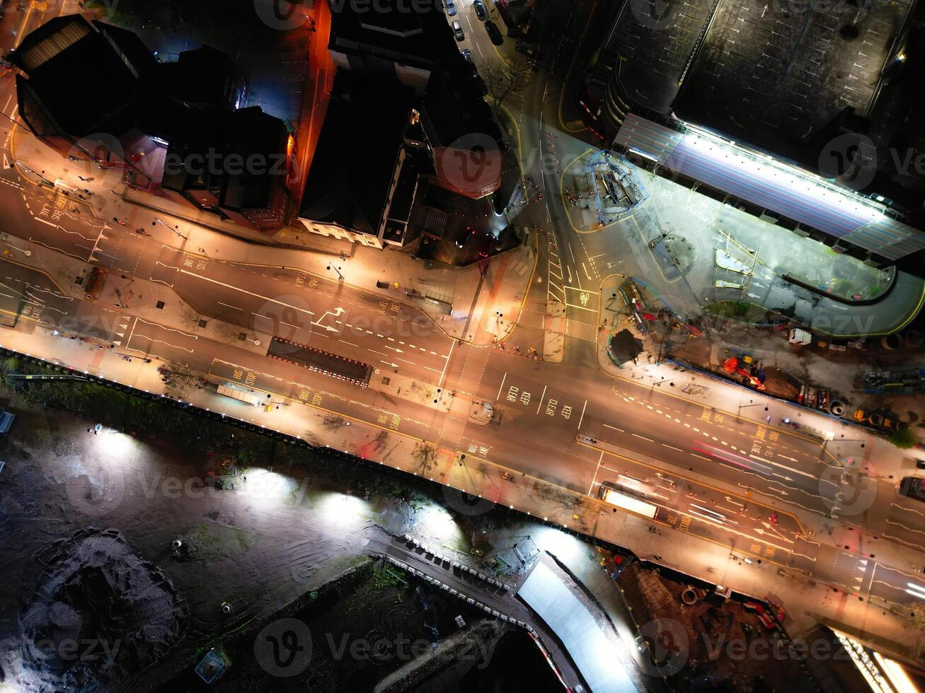 aéreo noche ver de iluminado ciudad centrar edificios de Birmingham central ciudad de Inglaterra unido Reino. marzo 30, 2024 foto