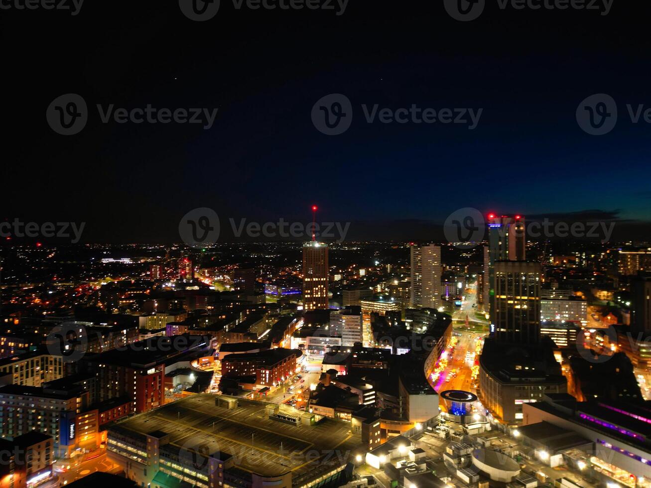 aéreo noche ver de iluminado ciudad centrar edificios de Birmingham central ciudad de Inglaterra unido Reino. marzo 30, 2024 foto