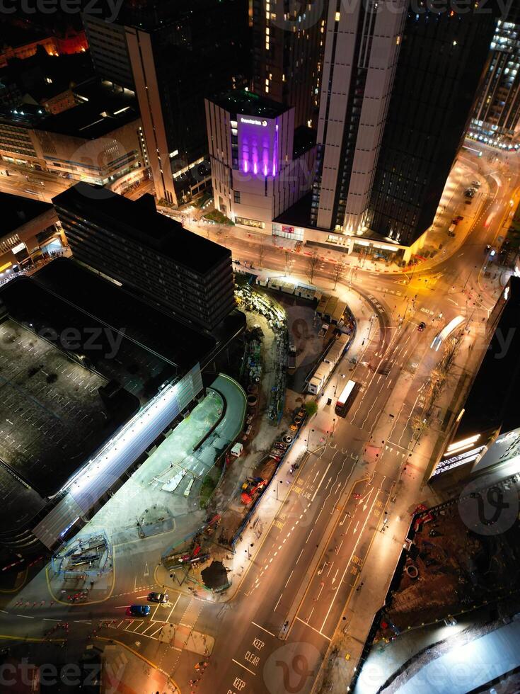 aéreo noche ver de iluminado ciudad centrar edificios de Birmingham central ciudad de Inglaterra unido Reino. marzo 30, 2024 foto