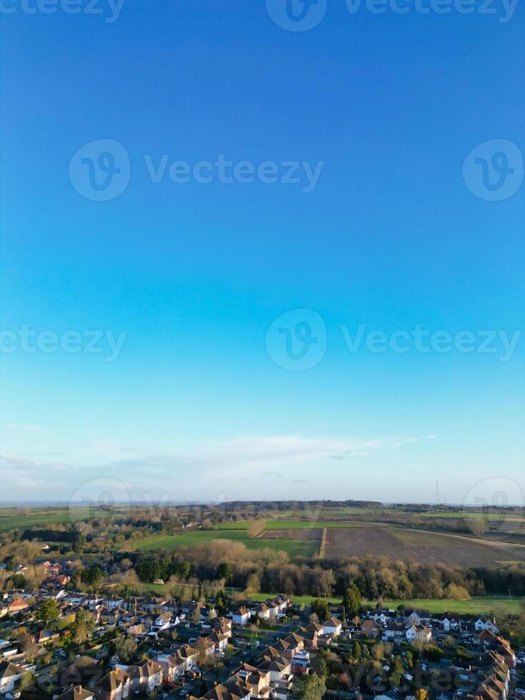 alto ángulo ver de parque y paseo autobús estación a colina de espinas Oxfordshire Inglaterra unido Reino durante amanecer. marzo 23, 2024 foto