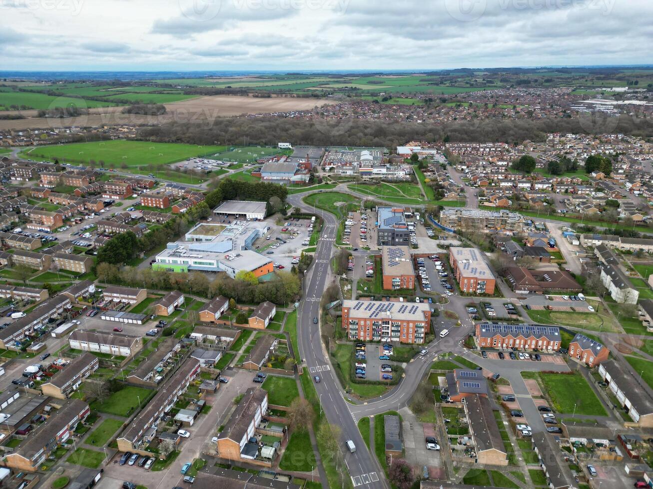 aéreo ver de residencial inmuebles a norte lutón ciudad de Inglaterra Reino Unido. marzo 19, 2024 foto