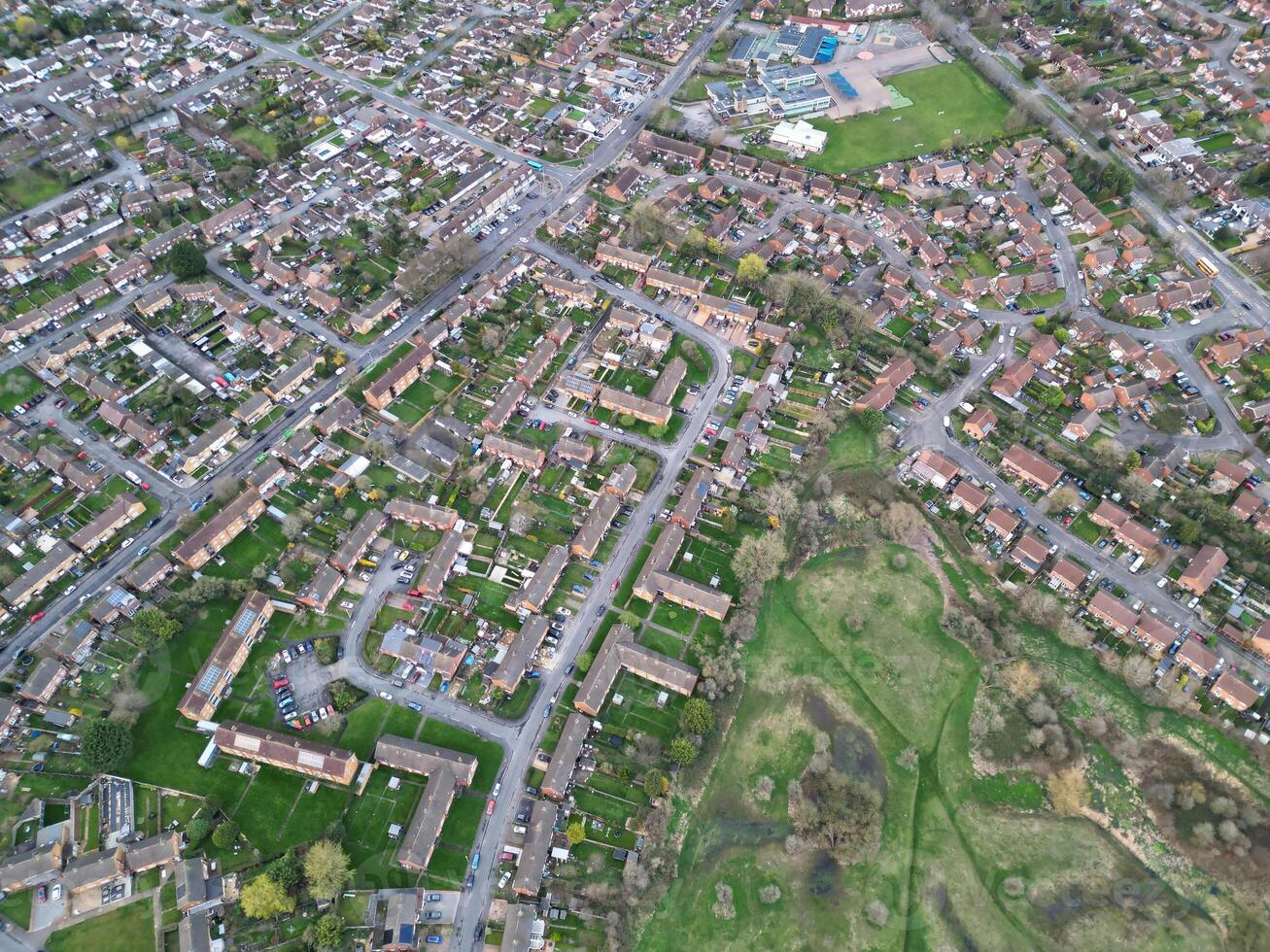 aéreo ver de residencial inmuebles a lutón ciudad de Inglaterra durante puesta de sol. unido Reino. marzo 17, 2024 foto