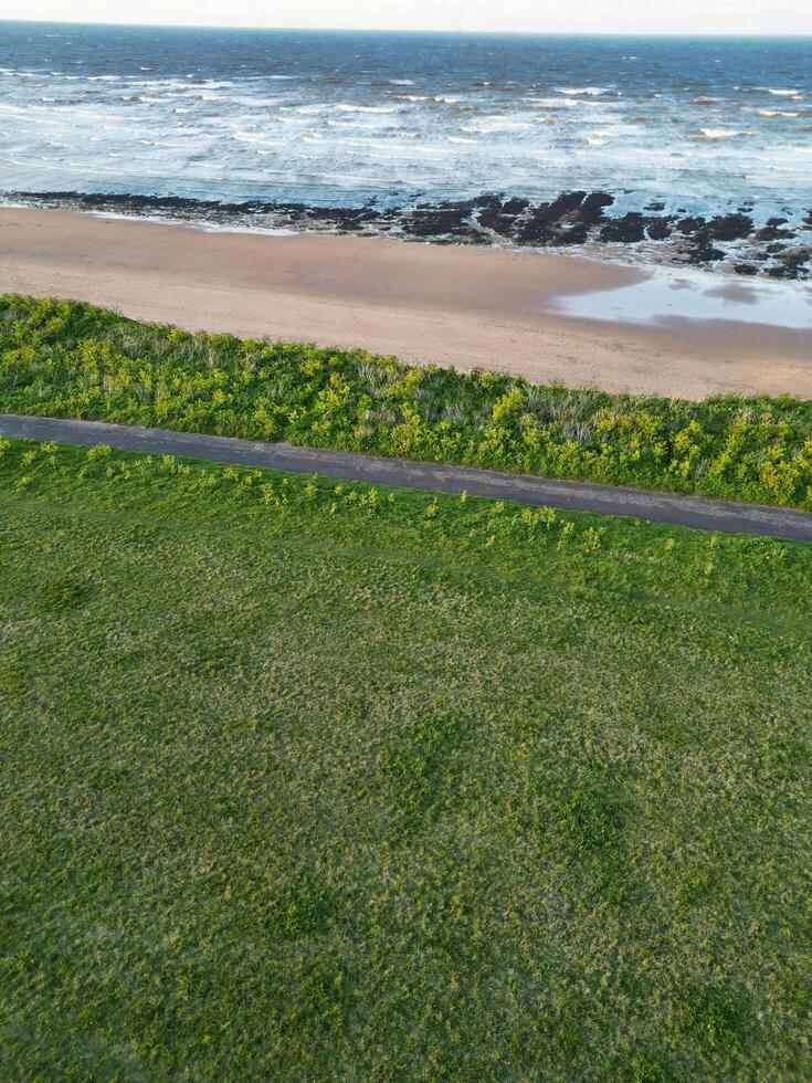 alto ángulo ver de botánica bahía playa y mar ver durante puesta de sol a escaleras anchas Kent, Inglaterra Reino Unido. abril 21, 2024 foto