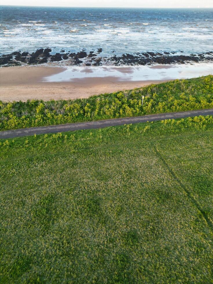 alto ángulo ver de botánica bahía playa y mar ver durante puesta de sol a escaleras anchas Kent, Inglaterra Reino Unido. abril 21, 2024 foto