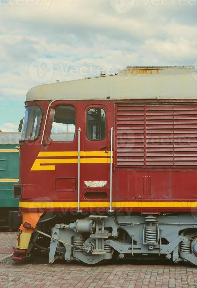 cabina del moderno tren eléctrico ruso. vista lateral de la cabeza del tren ferroviario con muchas ruedas y ventanas en forma de ojos de buey foto