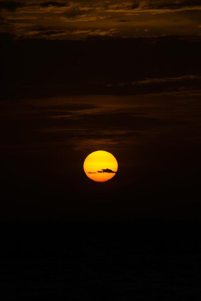 puesta de sol en el lago foto