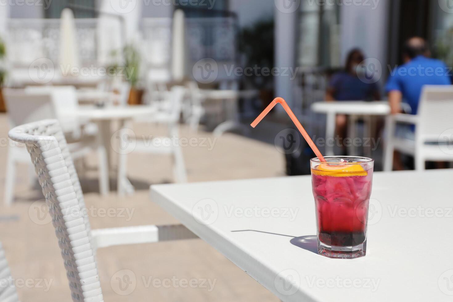 rosado y rojo Fresco vistoso exótico alcohólico cóctel con limón y hielo en restaurante mesa. vistoso rosado suave bebida con hielo foto