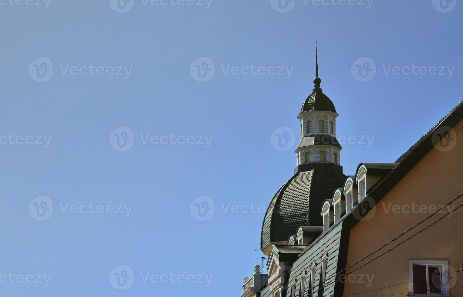 detalles del primer plano de la arquitectura de jarkov. fragmento de la esquina del techo de un edificio de varios pisos, decorado en estilo antiguo foto