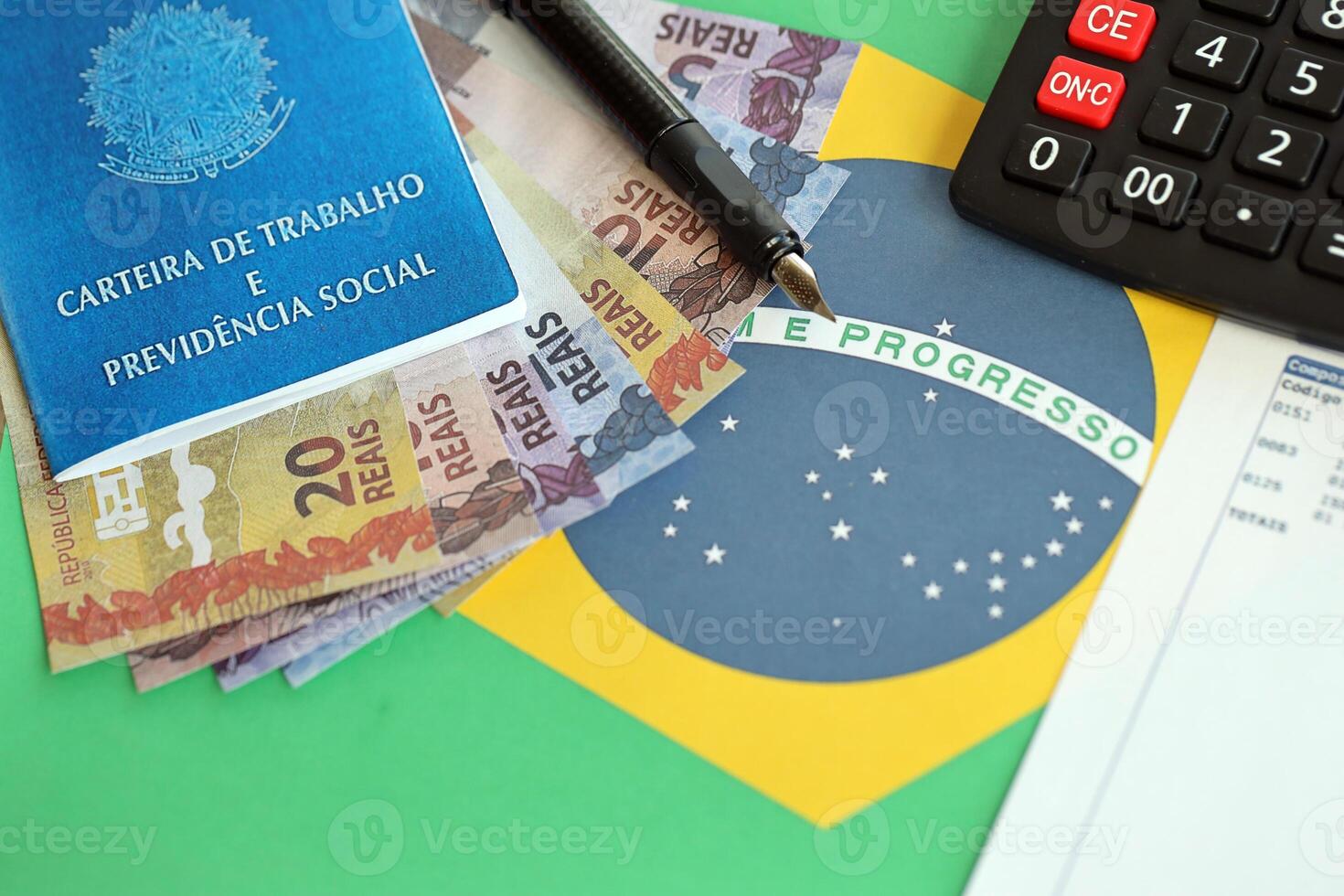 brasileño trabajo tarjeta y social seguridad azul libro y reales dinero cuentas con calculadora y bolígrafo en bandera de federativo república de Brasil foto