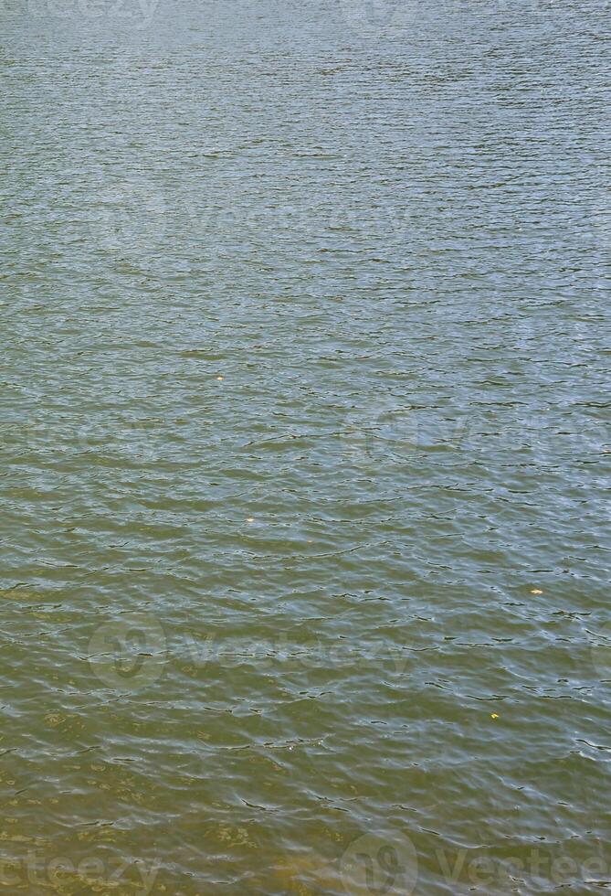 textura de contaminado río agua. el Consecuencias de contaminación fuentes foto