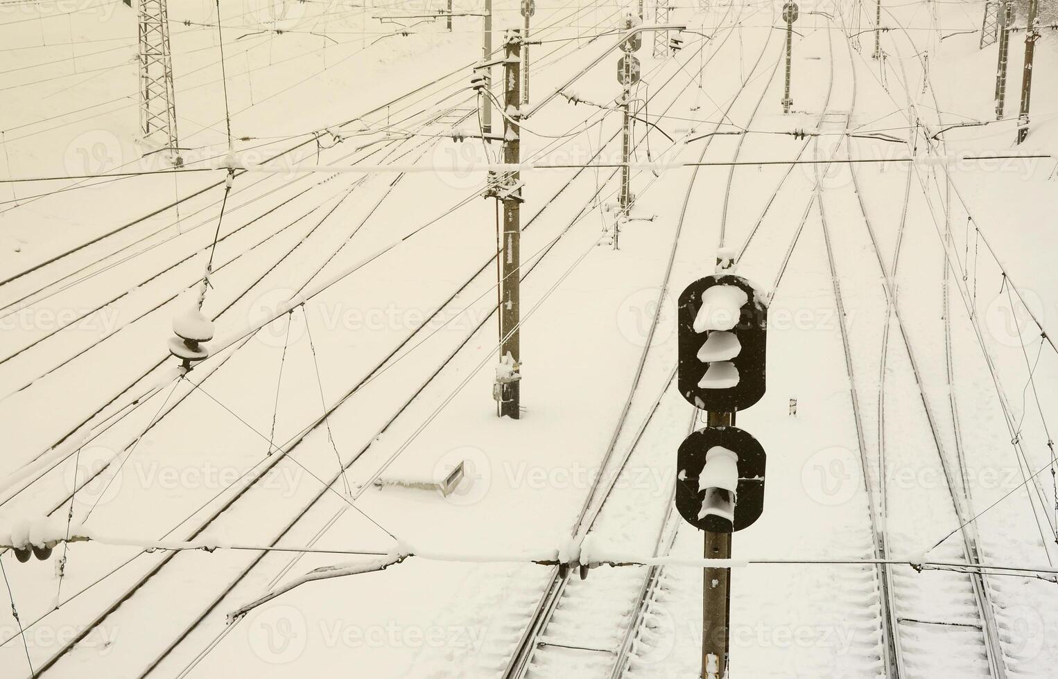 paisaje ferroviario de invierno, vías férreas en el país industrial cubierto de nieve foto