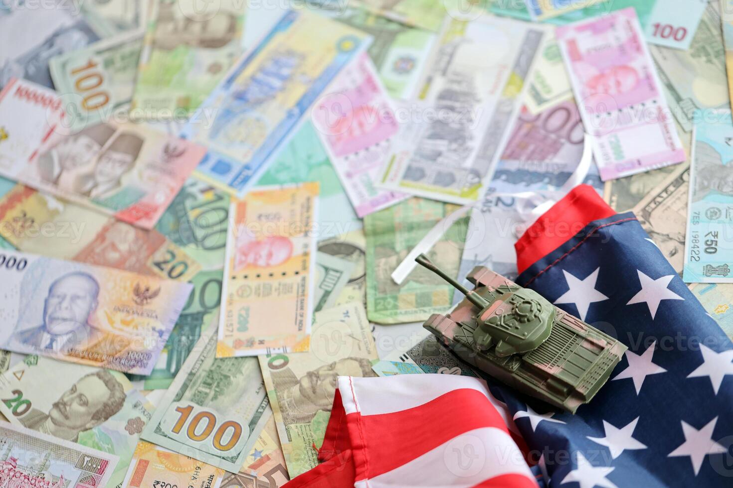 tanque en unido estados bandera en muchos billetes de diferente divisa. antecedentes de guerra fondos foto