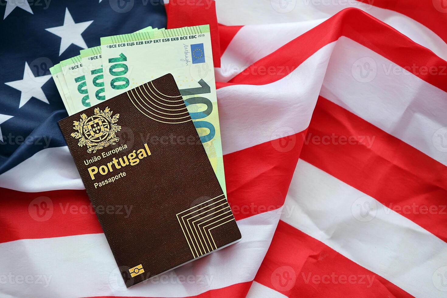 rojo Portugal pasaporte de europeo Unión y dinero en unido estados nacional bandera antecedentes foto