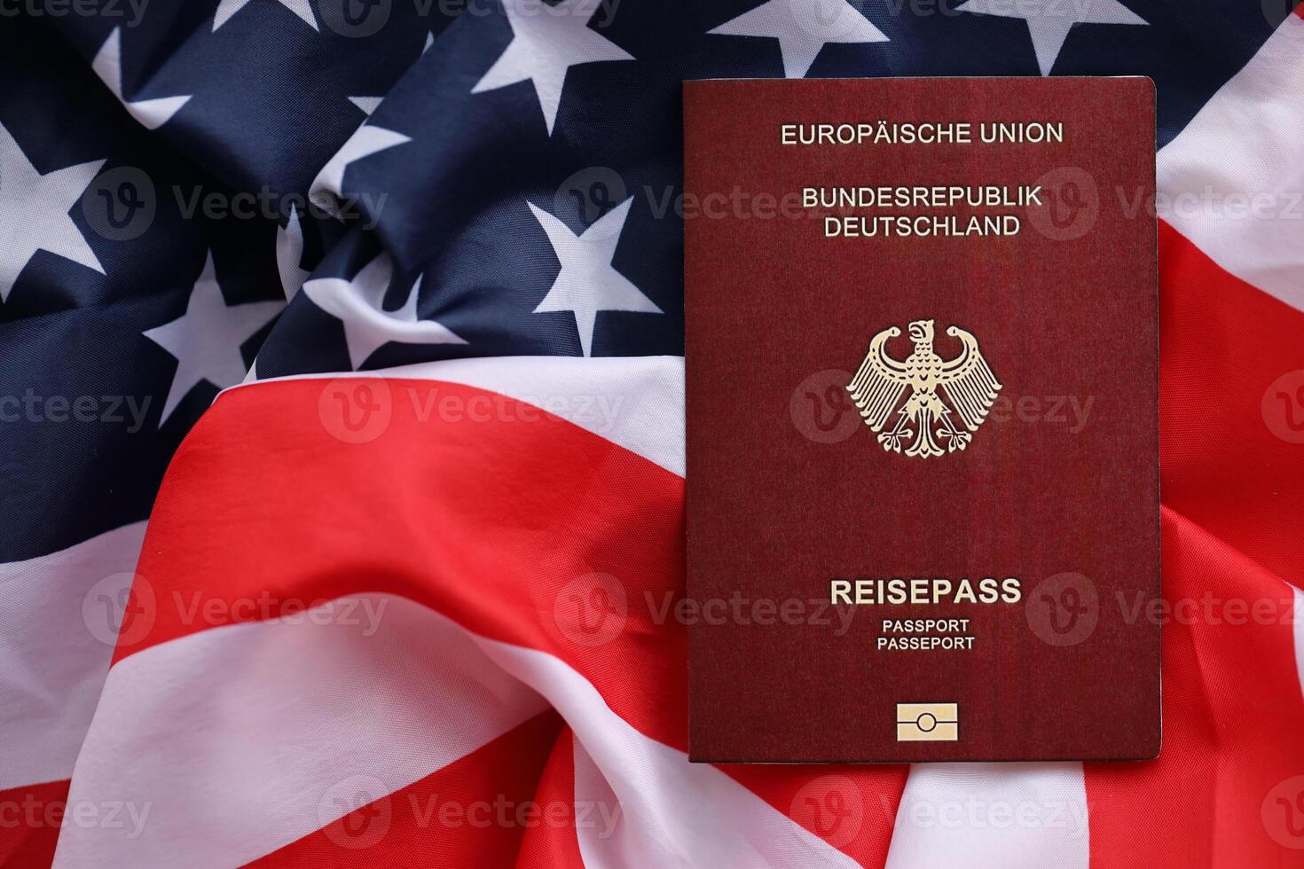 rojo alemán pasaporte de europeo Unión en unido estados nacional bandera antecedentes cerca arriba foto