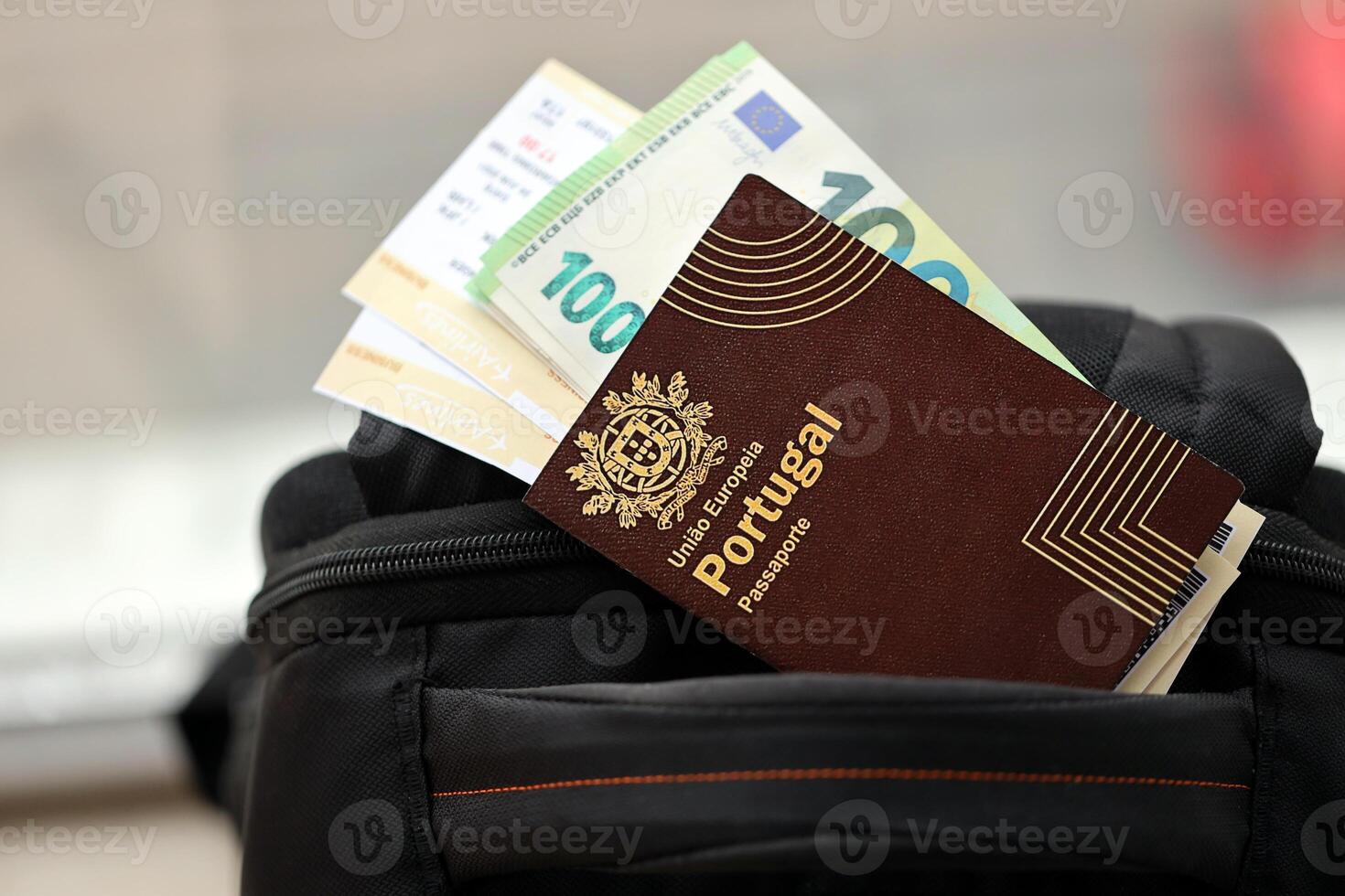 rojo Portugal pasaporte de europeo Unión con dinero y aerolínea Entradas en turístico mochila foto