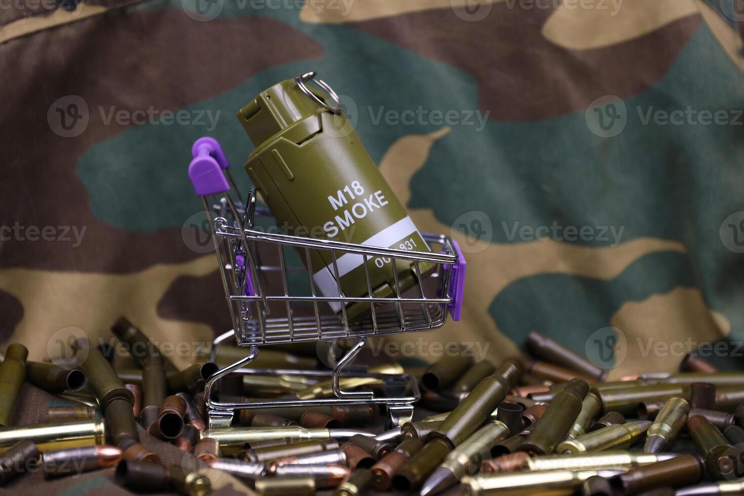 rifle cartuchos en pequeño compras carro. grande calibre munición cartuchos y mano granadas con un pequeño compras cesta foto