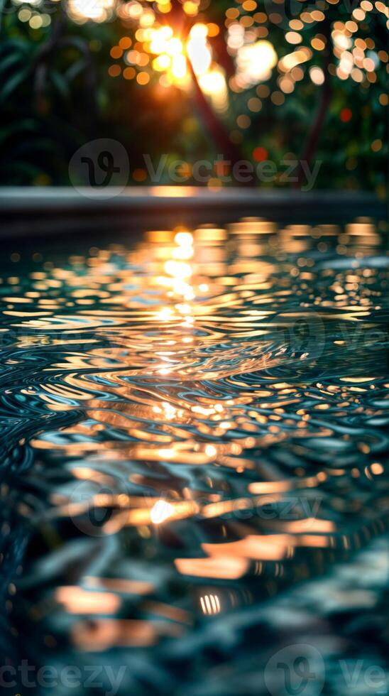 puesta de sol ligero yesos un tranquilo dorado reflexión a través de el verano piscina agua con bokeh efectos foto