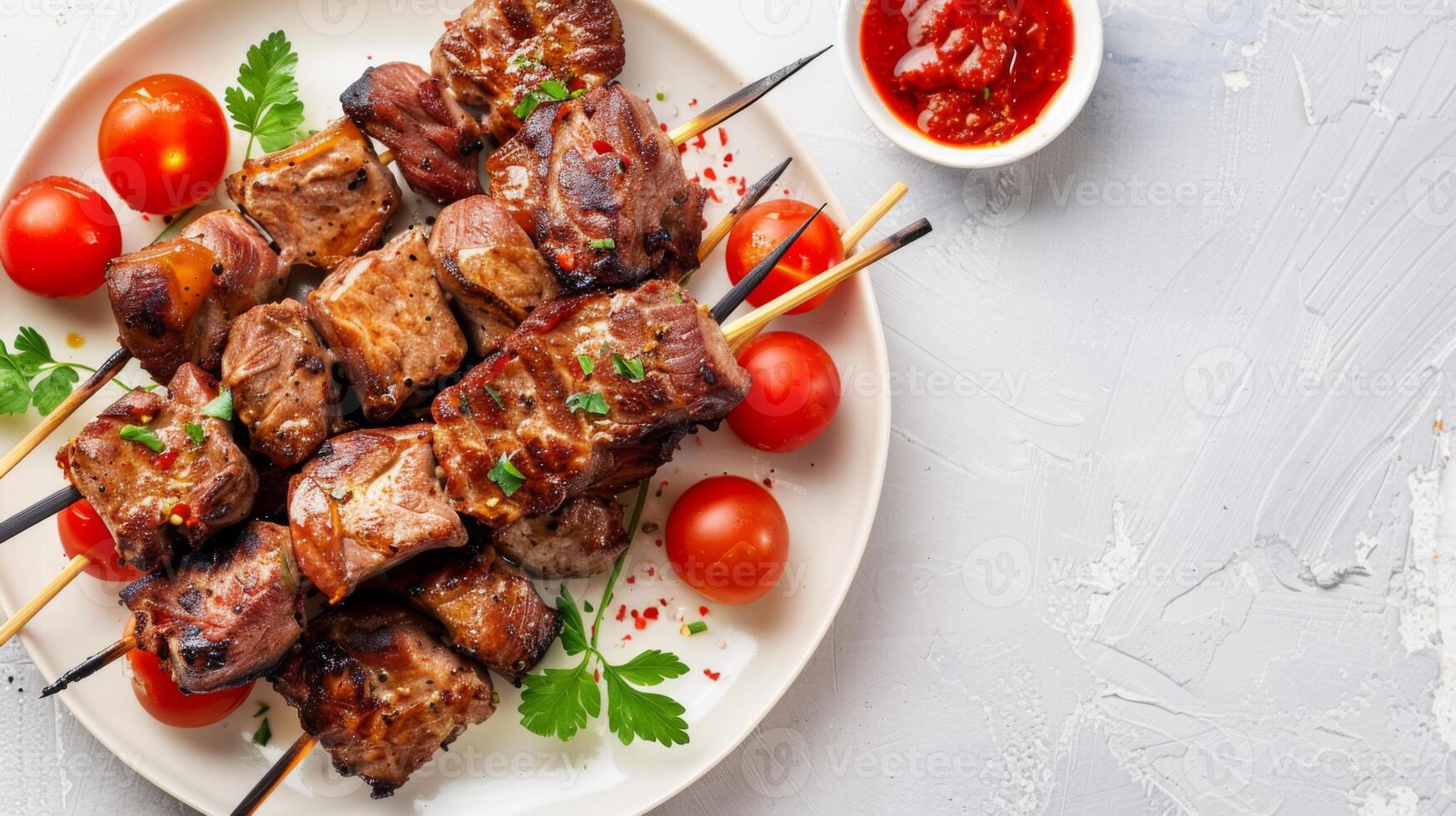 A la parrilla carne brochetas servido con Tomates y perejil en un blanco plato foto