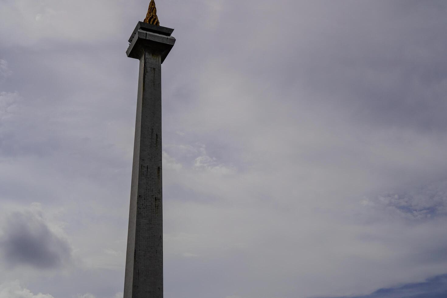 central Jacarta, enero 30, 2024 - nacional Monumento con un hermosa antecedentes de nubes en el cielo durante el día. foto