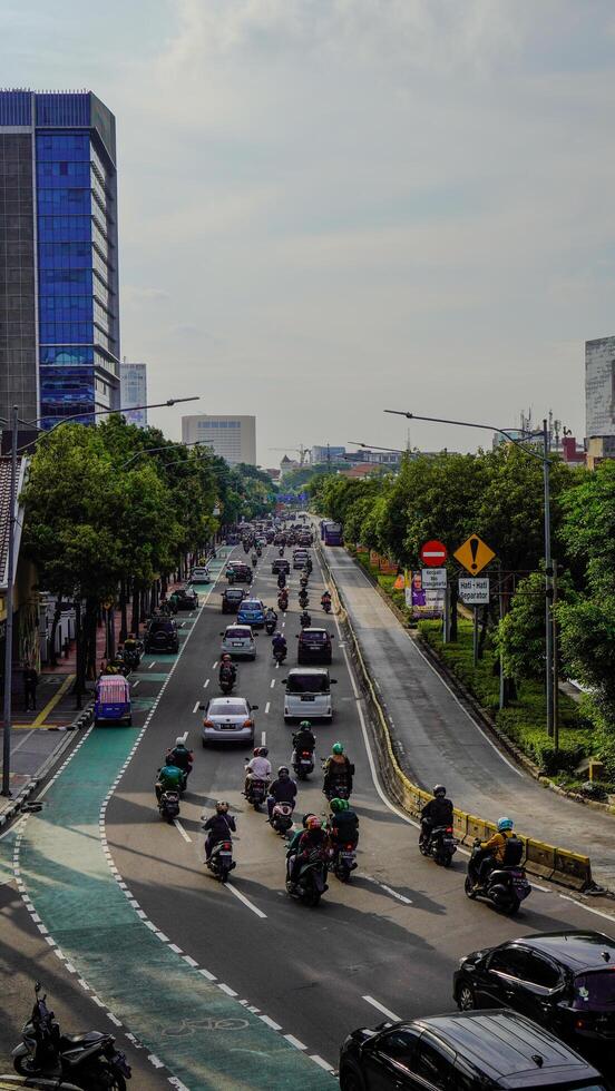 central Jacarta, enero 30, 2024 - parte superior ver de tráfico fluir en el calles de céntrico Jacarta. foto