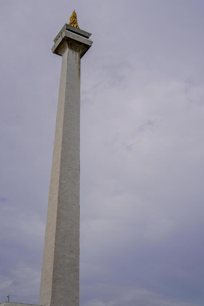 central Jacarta, enero 30, 2024 - nacional Monumento con un hermosa antecedentes de nubes en el cielo durante el día. foto