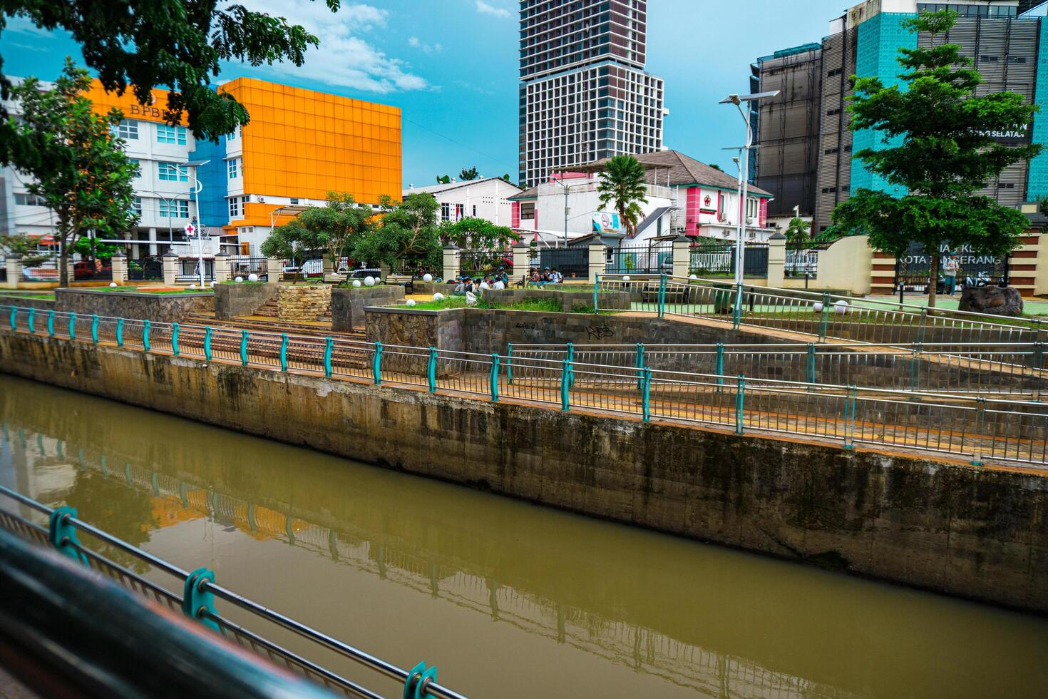 serpong sur tangerang, marzo 4, 2024 - estudiantes reunido en el parque junto a el río. foto