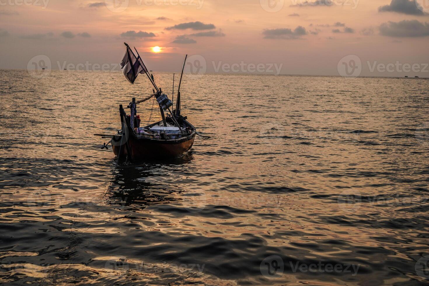 pescar barcos en el mar en contra un naranja cielo a noche con vacío espacio para fotocopias. foto