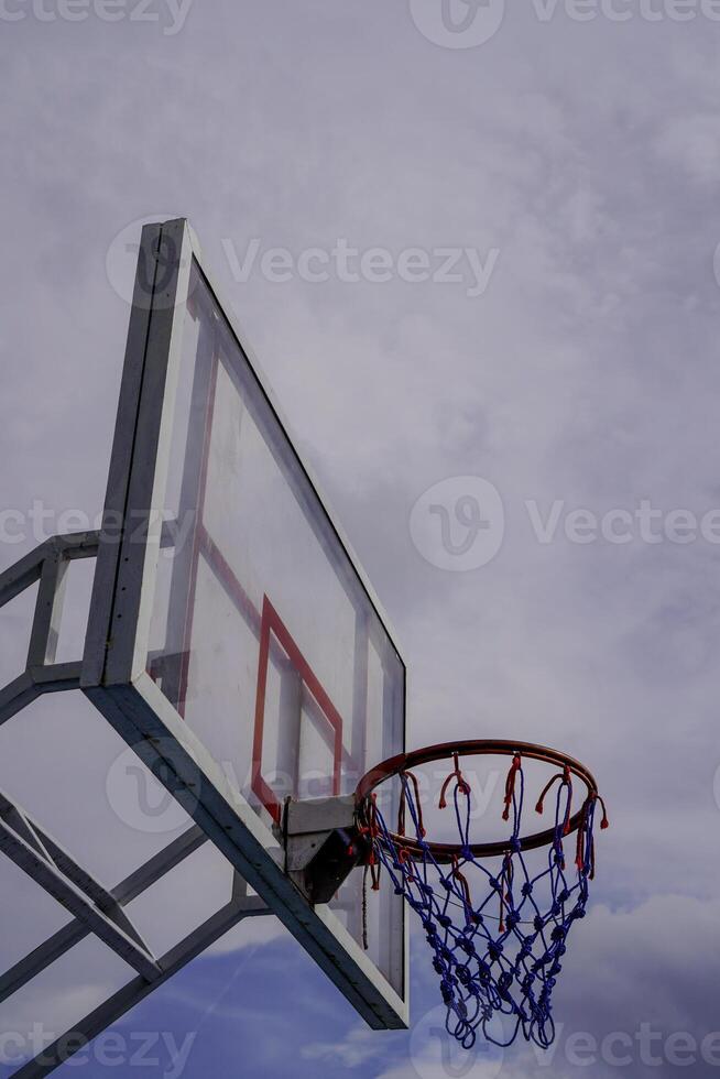 de cerca ver de un baloncesto cesta en contra un nublado cielo antecedentes. foto