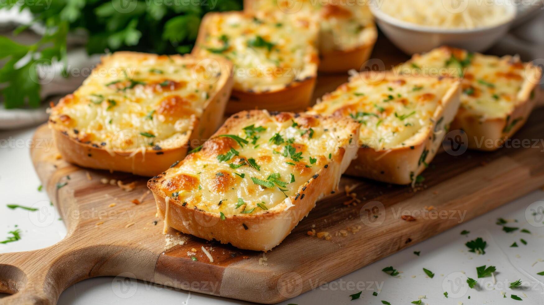 tostado ajo un pan con Derretido queso y perejil en un de madera junta, exhibiendo un apetitoso gastrónomo lado plato foto