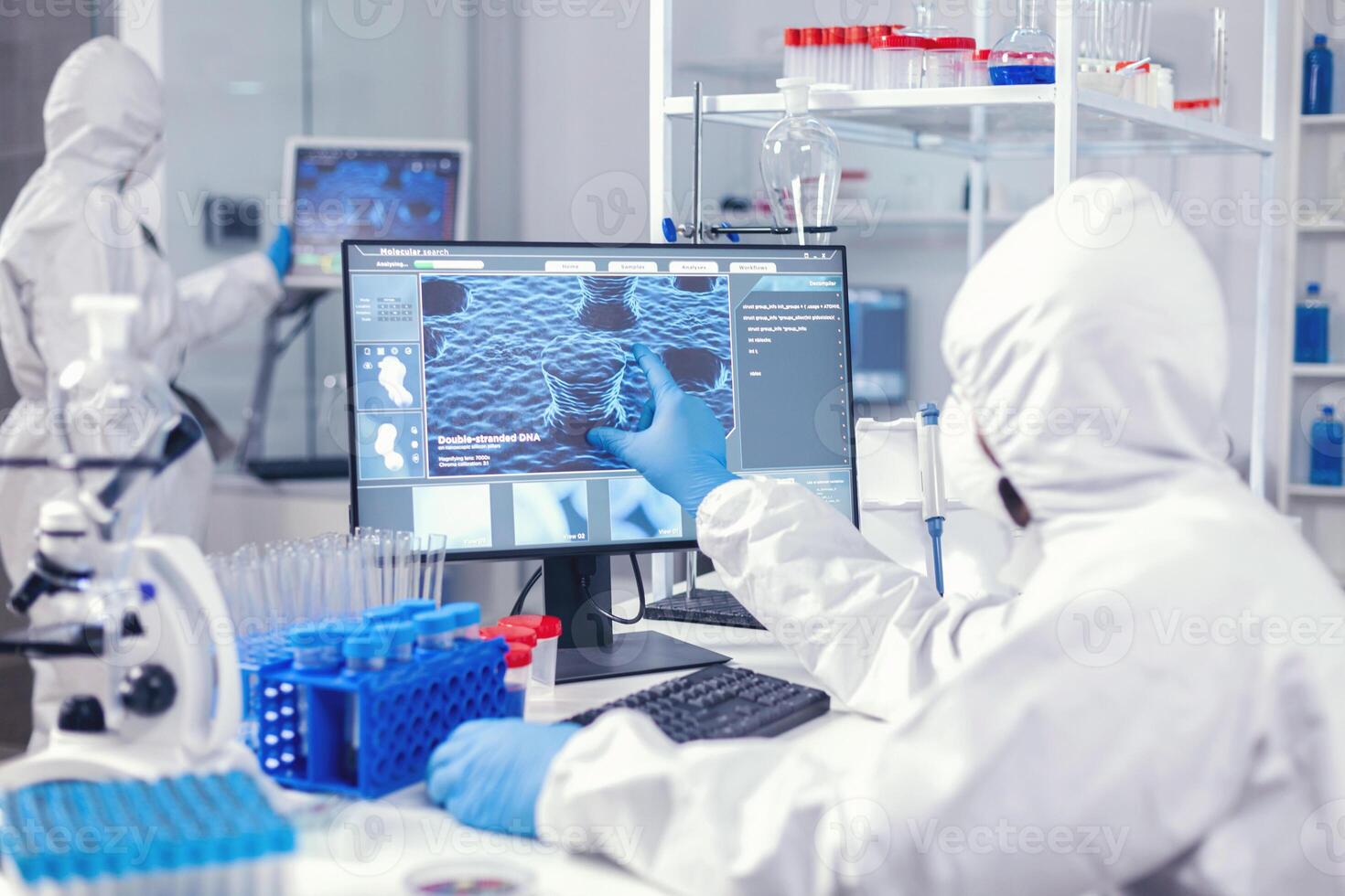 equipo de farmacéutico investigadores trabajando en moderno laboratorio vestido en proteccion traje. laboratorio ingenieros conductible experimentar para vacuna desarrollo en contra covid19 virus foto