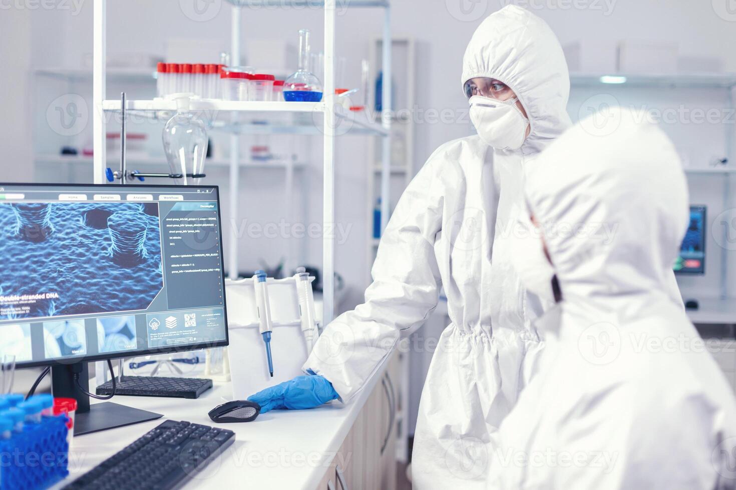 científicos en biotecnología en laboratorio haciendo coronavirus análisis. equipo de doctores trabajando con varios bacterias y tejido, farmacéutico investigación para antibióticos en contra COVID-19. foto