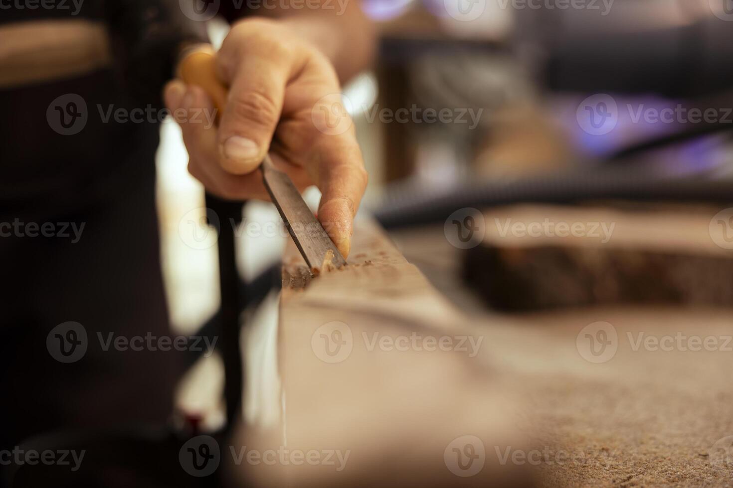 creativo persona tallado intrincado diseños dentro madera utilizando cincel y martillo en carpintería tienda. carpintería experto en estudio formación de madera piezas con herramientas, cerca arriba Disparo foto