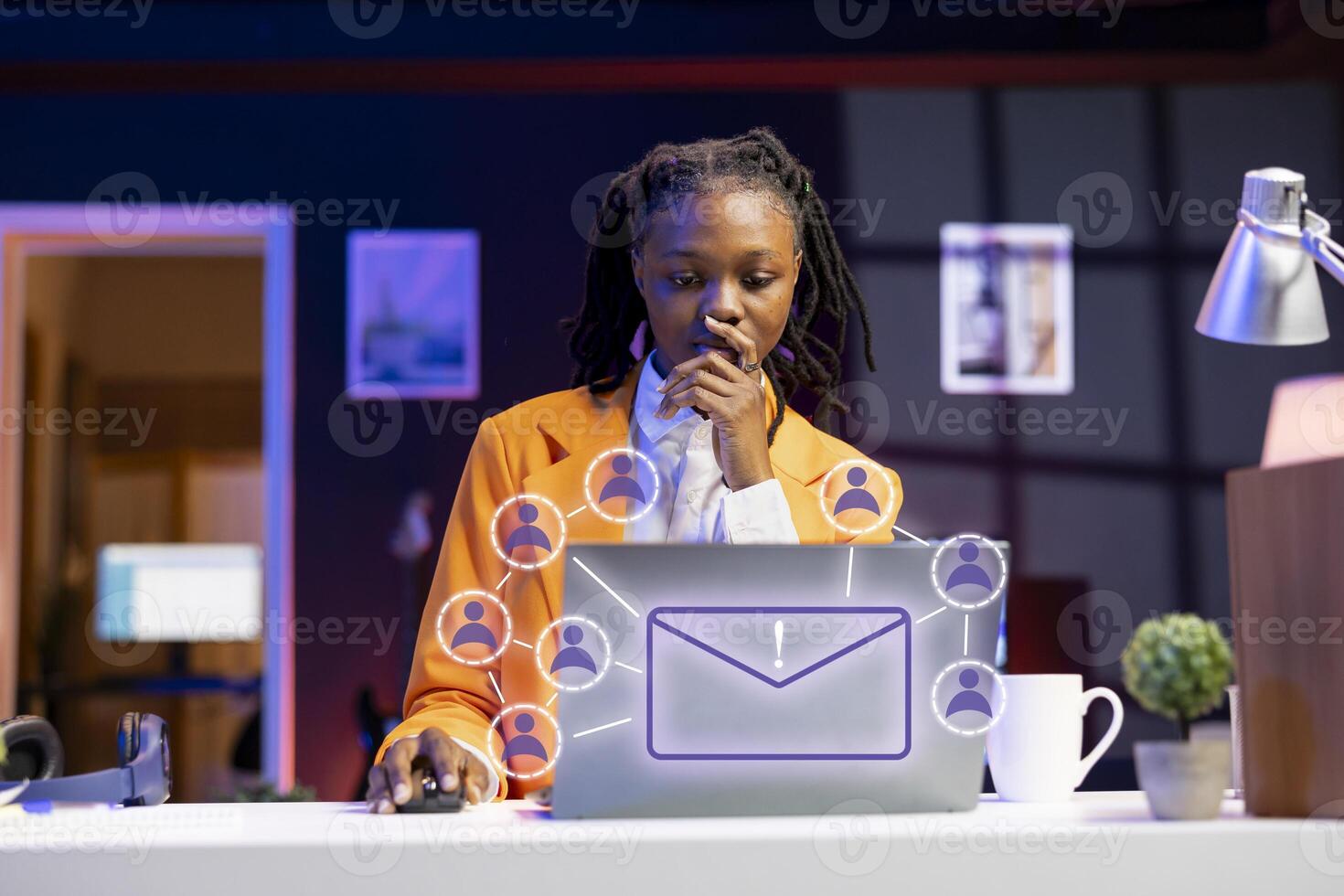 africano americano mujer trabajando en computadora portátil, enviando correos electrónicos a negocio socios, en línea conectividad concepto. remoto trabajador utilizando xr aumentado realidad tecnología a interactuar con cuaderno pantalla foto