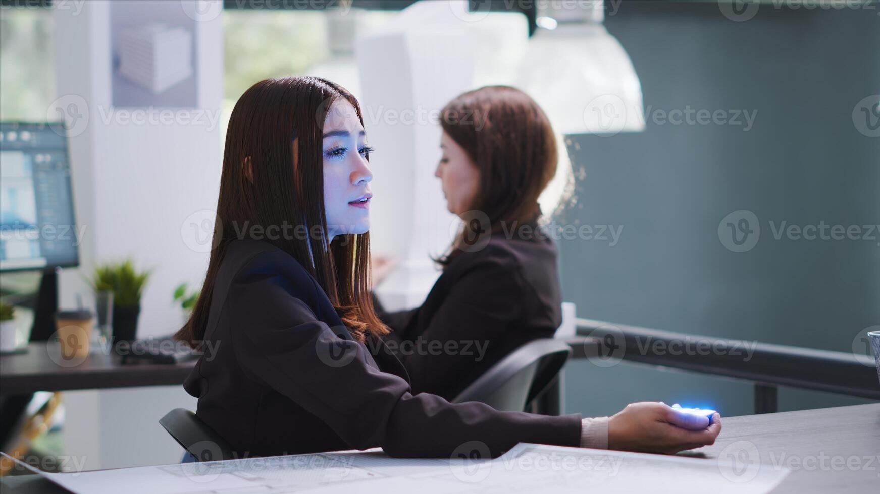 desarrollador hablando a consultor en holográfico proyección en trabajo colaborativo espacio, utilizando holograma demostración ingeniero a discutir proyecto planos empleados revisión arquitectónico proceso. trípode disparo. foto