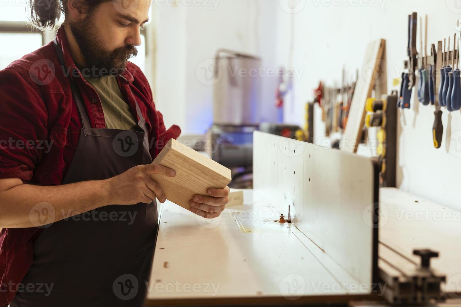 fabricante cosecha ideal madera bloquear a utilizar en huso moldeador, haciendo mueble ensamblando. carpintería experto utilizando pesado maquinaria a realizar varios fabricación Tareas foto