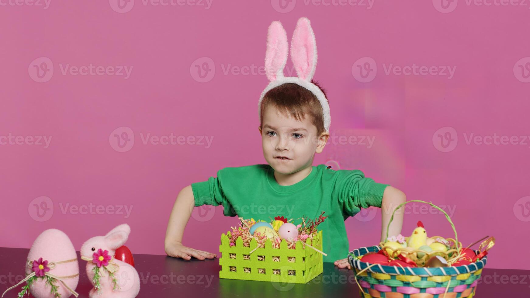 dulce joven chico haciendo vistoso preparativos para Pascua de Resurrección fiesta festividad, poniendo pintado huevos en un hecho a mano cesta. extático alegre niño utilizando elaboración materiales a crear decoraciones cámara una. foto