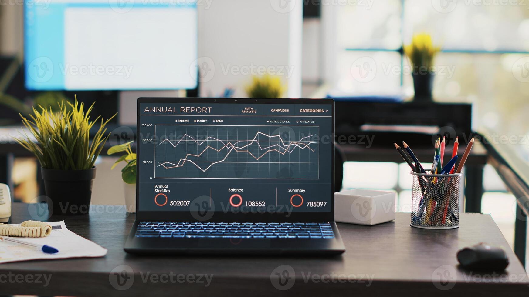 negocio gráficos y cifras en ordenador portátil monitor demostración hacia arriba tendencia y lucro concepto. económico anual reporte cartas en cuaderno pantalla en empresa financiero Departamento oficina panorámica Disparo foto