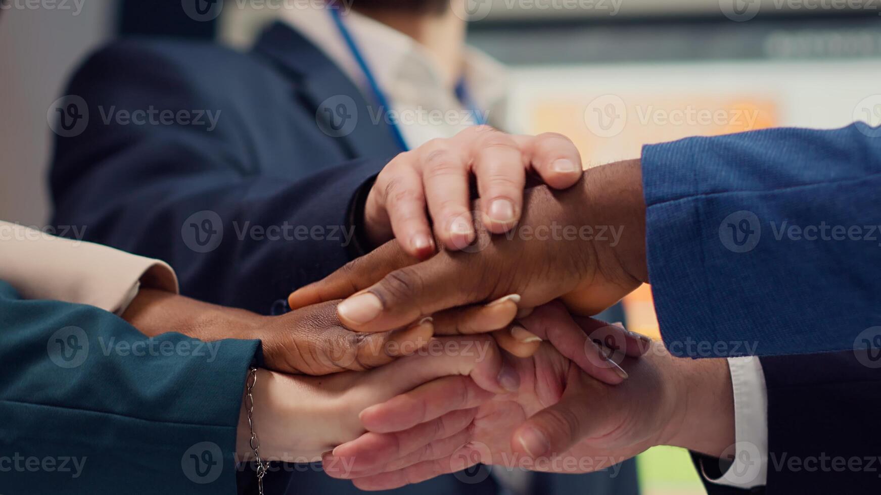 negocio afiliados conectando manos y levantamiento ellos arriba en celebracion, sensación contento y satisfecho con su colectivo éxito y trabajo en equipo. puesta en marcha empleados disfrutando trabajo satisfacción. cámara una. foto